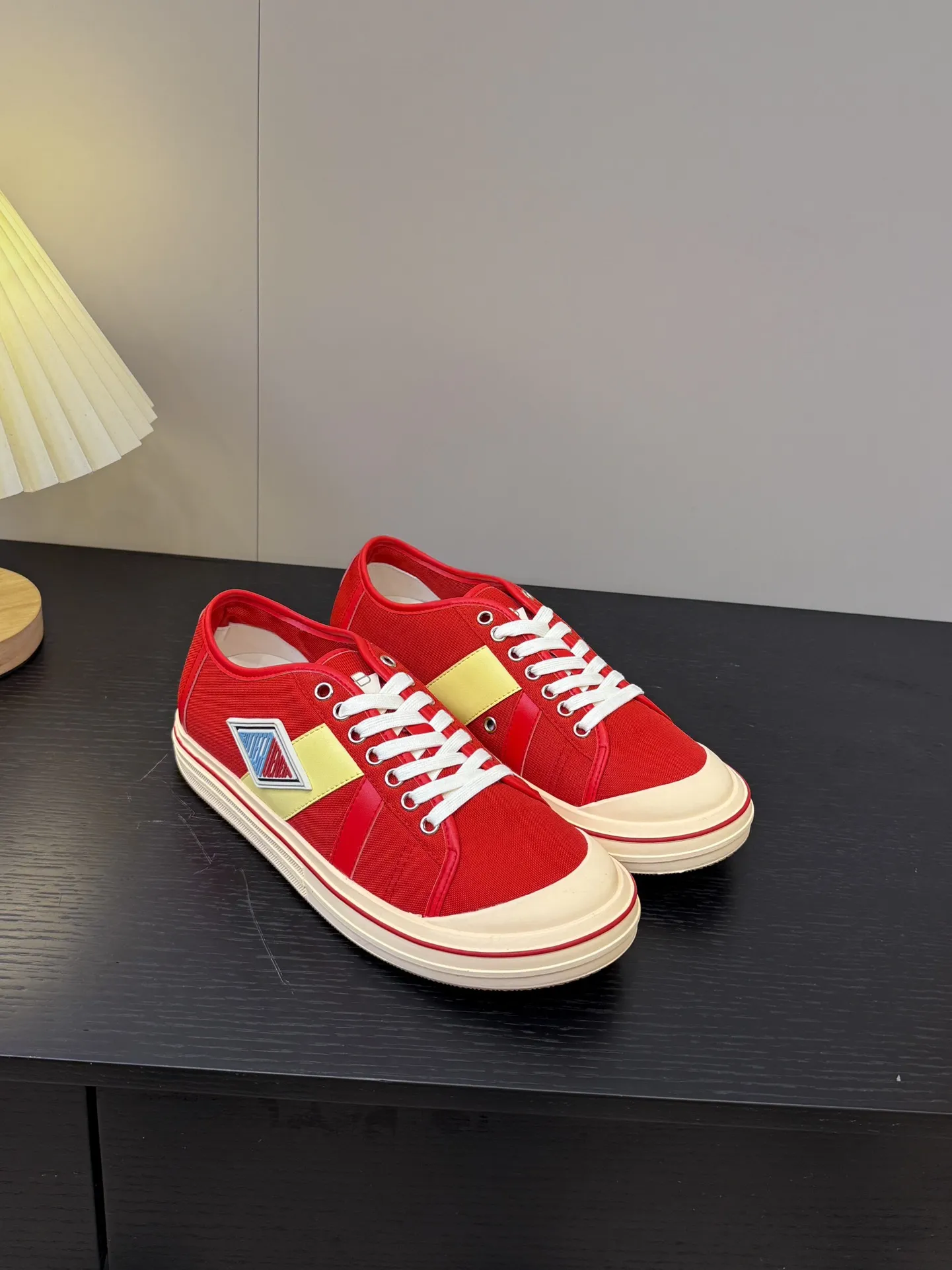 👟👟Ex-factory price 460👟👟 (Men's size +1️⃣0️⃣) BVOrbit's latest 2025 catwalk model, developed 1:1 from the original board, classic color matching elements! This is the biggest highlight of this shoe, eye-catching but not exaggerated design, super cool for daily use, super versatile whether paired with pants, sweaters or skirts, looks good no matter how you wear it, the more you look at it, the more you like it ❗️ Outsole: Original outsole color: 5 colors code number: female 35-40 male 39-44